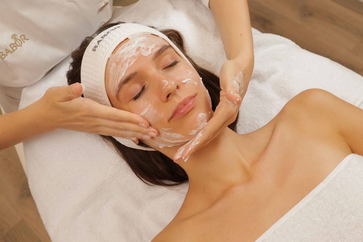 Уход SKINOVAGE чистка для проблемной кожи + аквапилинг на аппарате Profacial